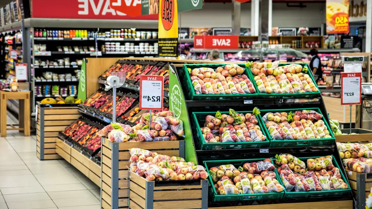 Market rafları ve alışveriş listesi